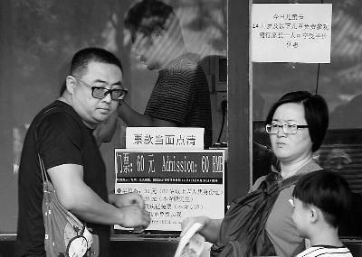 今年儿童节恰逢周一，故宫不闭馆，上午不少家长带着孩子来参观游览 摄 法制晚报记者 刘畅