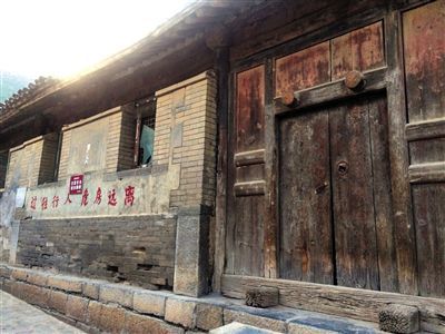 灵水村举人刘懋恒宅，门外的石墙上写着“过往行人，危房远离”的标语。采写/摄影 新京报记者 贾世煜