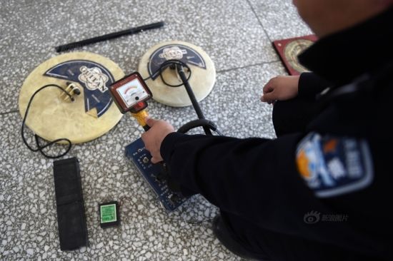 4月10日，民警向记者展示盗墓者使用的金属探测仪。