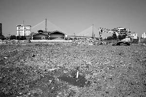 被拆的杨树浦路1286号已被包围在一处工地内。早报记者 杨博 图 