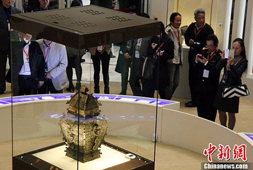 历经百年分离终回故土的中国青铜重器“皿方罍”在湖南长沙首次面向公众完整展出。中新社发邓霞摄