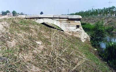 10年前　东门桥的桥洞尚存缝隙 摄 法制晚报记者 崔毅飞