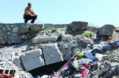 　现状　拱券仅露出顶端，下方被垃圾灌满 摄 法制晚报记者 崔毅飞