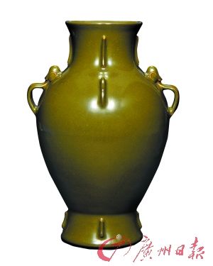 　清乾隆 茶叶末釉如意耳出戟橄榄瓶