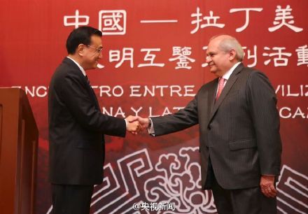 李克强赠秘鲁博物馆三星堆黄金面具复制品