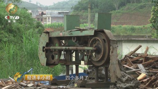 随着红木市场价格的回落 工厂出货量锐减 陈建村工厂的开料机已经停了四个多月了