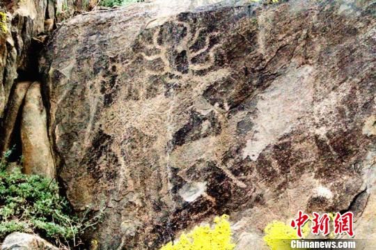 新发现的“麋鹿”岩画。　杜鹏飞　摄