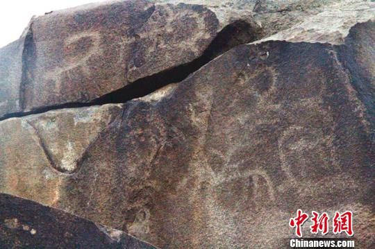 岩画群。　杜鹏飞　摄