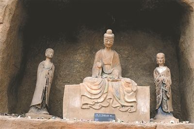 博物馆多尊佛像身上被扔钱币