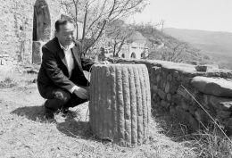 古人盖房打场的石碾。