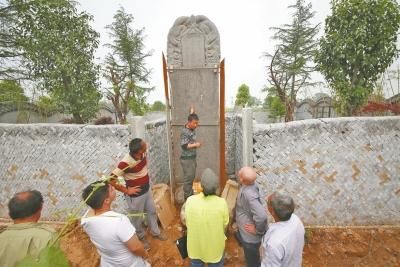 纪念先祖的石碑被私家陵园包裹，村民们很是窝火。