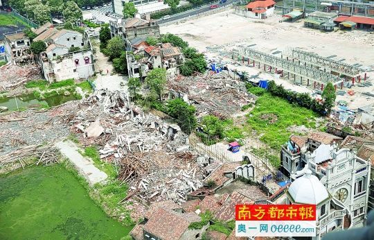 2015年5月9日，从高空俯瞰整条汾宁路，除了首尾两端留了几栋房子外，汾宁路中心两侧古建筑已全部成为废墟。