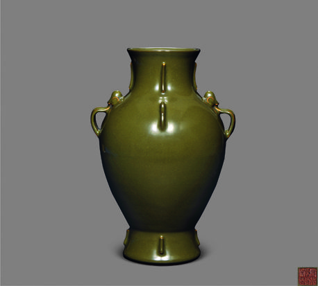 清乾隆 茶叶末釉如意耳出戟橄榄瓶 32.5 cm. high