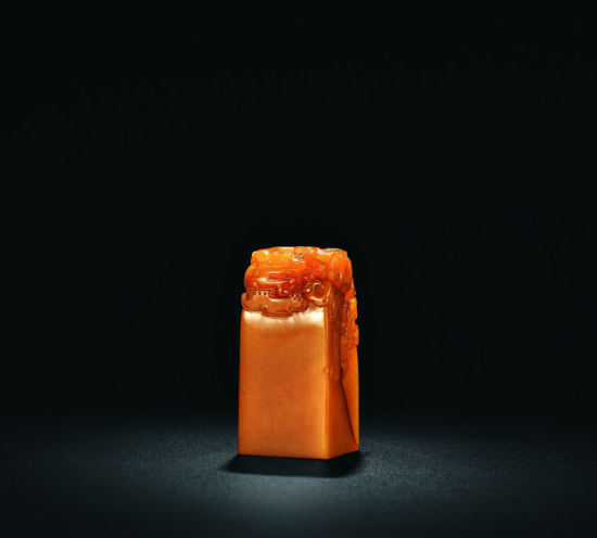 明晚期 黄花梨高靠背南官帽椅 58 × 43.5 × 108 cm </p>

<p>　　早在中国嘉德2013 年春拍曾推出牧心斋珍藏“ 一案四时春—文房清供”专场，得到各界藏家的认可，成绩斐然。牧心斋主人张明先生自早年耽好古器，经过两年的积累甄选集结而成的《牧心斋清禄集》，在年初由文物出版社正式出版发行，其中所列之器此次将在中国嘉德2015 春拍专场中呈现。</p>

<p>　　《牧心斋清禄集》精品专场中的名品包涵了著名英国古董商尼古拉斯• 葛第礼(Nicholas Grindley)旧藏的“17 世纪 黄花梨花卉纹笔筒”花瓣形口，筒壁厚实。外壁减地浮雕茶花、梅花、玉兰、海棠。四组花卉自岩石间丛生，花叶饱满，如迎风拂动，枝叶翻转，阴阳向背，各有情态。底部浮雕石体荦确，其形神、韵味俱佳。其色泽不静不喧，肌理如行云流水。同类题材的作品，也见于故宫博物院的藏品中，如“文父”紫檀木雕花卉图笔筒。</p>

<p>　　另外，“清乾隆 竹雕蝉纹提梁卣”从器型到纹饰，均仿商周青铜器，在造型、尺寸、纹饰、做工上与故宫博物院所藏如出一辙，推测当年曾制作了同样的两件，一件深藏皇宫，一件流落民间。此件曾为上世纪五十年代纽约知名的收藏家与古董商庞耐女士(Alice Boney，1901-1988) 旧藏。而海外中国文物收藏界的知名收藏家如欧文夫妇(Florence and Herbert Irving)、安思远(Robert H.Ellsworth)、艾斯肯纳齐(Giuseppe　Eskenazi)等都曾受益于她的影响。</p>

<p>　　牧心斋主人张明先生多年精研铜炉， 其专著《明清宣德炉》于2012年由紫禁城出版社出版。本次专场包含的15 世纪“ 大明宣德年制”款铜浮雕云龙纹象首耳簋式炉、17 世纪“珍玩”款筒式戟耳炉、17 世纪“镜阅阁主人款”马槽炉以及清乾隆“ 乾隆年制”铜鎏金凤纹笔掭等皆是牧心斋主人多年珍藏，鲜少示众，其艺术与历史价值不可小觑。</p>

<p>　　<strong>【案上云烟—文房雅玩】</strong></p>

<p>　　作为工艺品部传统专场的“案上云烟—文房雅玩”，延续了一贯的私人与世家珍藏风格，包括了古斯塔夫•艾克(Gustav Ecke)与曾佑和夫妇、坂本五郎(Sakamoto Gorō)、李氏家族所藏珍品，汇集笔筒、笔舔、砚台、墨床、砚屏等案头清玩，亦有文人士大夫生活所涉古琴、赏石、钟、鼎、炉、瓶之器，大可构建一个完整的古代生活图景</p>

<p>　　其中出自英国老牌古董商SPINK&SON，经李氏家族(李汝宽、李经泽父子)旧藏的“明 ‘大明万历丙戌年制’剔红龙纹葵花形盖盒”随形开光，海水江崖上，紫气祥云间，五爪苍龙追逐火珠飞旋盘桓，其态矫健威严。周围环饰折枝牡丹，盒内及底均髹黑漆，底部刀刻“大明万历丙戌年制”楷书款。尽显万历时期雕漆以龙凤祥嬉或双龙戏珠的形式所呈现的皇家气派。</p>

<p>　　“清乾隆 铜凤凰摆件”以精铜造，其灵芝凤冠高耸，长颈翎羽迎风伸展，双翼丰满，长尾逸地，立于山峦之上，山峦嶙峋崎岖，烘托出凤凰的庄严秀丽。凤凰全身翎羽清晰，造型雍容灵动，颇有一派不可一世、远绝尘俗的气势。 如今在北京故宫的翊坤宫前和体和殿前，以及颐和园的仁寿殿前和排云殿前，为清代大型铜凤凰，分别置于多是清代光绪年间铸造。此件采用多种工艺铸造，不惜铜材，线条流畅，工艺精湛，处处彰显出皇家之尊贵气质，当是清代乾隆时期宫廷装饰艺术的典型代表。</p>

<p>　　此外，特别值得关注的是，本专场包含了日本现今最具影响力的古董商号“不言堂”创始人，被欧洲人誉为“小拿破仑”，屡次缔造了中国艺术品拍卖纪录的坂本五郎(Sakamoto Gorō)私人珍藏文房用砚，其中不乏石质绝佳的端、歙、洮河、等珍贵名品。如“明 洮河石兰亭修禊砚”砚体椭圆形，砚面及四侧浅浮雕兰亭修禊图，描绘东晋永和九年(353年)王羲之同谢安等四十一人在会稽山兰亭行“修禊“之礼时的场景，王羲之的著名法帖《兰亭序》便记述了这次盛会的情形。砚面雕刻兰亭景色，以曲水作墨池，池水间以小桥相连，下方宽阔平坦处为砚堂，侧壁环刻修禊图。砚背覆手深窪，浮雕浴鹅图，群鹅嬉戏于水中、案上。此件形制古朴稚拙，石质细腻，黄中透绿，石质优良，通体运用了线刻、浅浮雕、高浮雕等多种技法，雕刻精湛，不失为洮河砚的佳作。</p>

<p>　　<strong>【金石逸趣】</strong></p>

<p>　　印石是中华古文字艺术中“篆刻”的载体，在印石的选择上不仅要有独特的材质美，而且石性也很讲究，其中以细、冻、实、纯的叶腊石、高岭石为上，而被开发最早，用量最大的当属“寿山石”、“昌化石”、“青田石”、“巴林石”，因此也被冠以“四大国石”之称。</p>

<p>　　2015 年春拍中国嘉德国石篆刻部分为诸位奉上了“可石怡情—现代国石臻品”与“清宁—金石篆刻艺术”两大专场。“ 可石怡情—现代国石臻品”专场，亦延续了此前风格，汇集了四大国石的上品印章及摆件，并且石质更胜以往。</p>

<p>　　石帝田黄，自古即十分稀罕珍贵，又难见大材，尤以田黄方章最为难得。“寿山田黄石螭龙钮方章”形材硕大，重约100g，其质地冻透润泽，细腻凝润，质感绝佳。肌体内萝卜丝纹清晰绵密，通体呈橘皮黄色，又外裹一层明显包浆，悠然古朴，可以推测，制此方章所用田黄石之硕大，品相之完美方可切割出此物，令人称绝。</p>

<p>　　当代篆刻部分汇聚了全国各地诸多篆刻名家的代表作品，又几乎都是吉语闲章，皆印材、印面俱佳，十分值得热爱篆刻艺术的朋友们关注。本专场中最为惹人注目的当属“怀玉印室藏西泠六家篆刻作品”，包含了西泠八家中丁敬、蒋仁、黄易、陈鸿寿、陈豫钟、赵之琛这六家。其中“丁敬刻 青田石印章”，印文：“采芝山人”，边款：“丙子正月，过春草园刻此印，鈍叟并记。”丁敬为浙派开山鼻祖，位居西泠八家之首，其传世作品极为稀少。此印以丁敬所擅长的切刀法入印，其风格苍劲质朴，独树一帜。更为难得的是此印经《修盦所见印存》、《中国篆刻丛刊》、《丁丑劫余印存》等多次权威出版著录，实属难得之珍。</p>

<img alt=