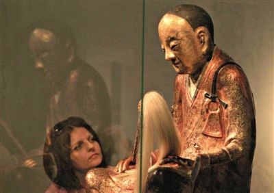 3月4日，一座千年肉身佛像在匈牙利展出，福建大田县阳春村村民指认其为该村供奉的“章公祖师”，于1995年被盗。 图 CFP