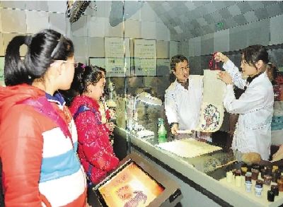 河南博物院历史教室里的文物保护演示牛爱红 摄