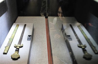 昨日，颐和园，《龙兴关外——清前文物展》上，一位观众近距离欣赏努尔哈赤御用宝剑。新京报记者 薛珺 摄