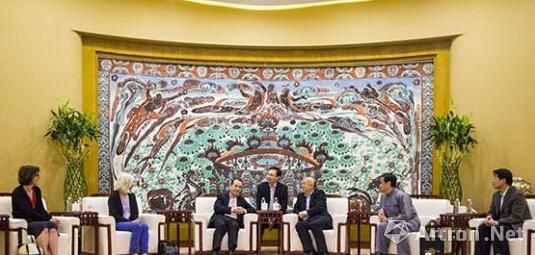 4月26日下午，敦煌研究院与法国国家图书馆合作协议签字仪式在敦煌莫高窟举行。　张时铭　摄