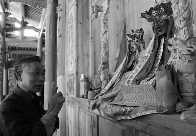 “章公祖师”神像被盗后，村民们根据记忆，请人重造的“祖师像” 摄 法制晚报特约记者 吴文刚