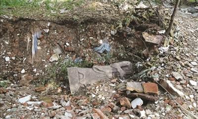 被掩埋的文臣石像。方青松 摄