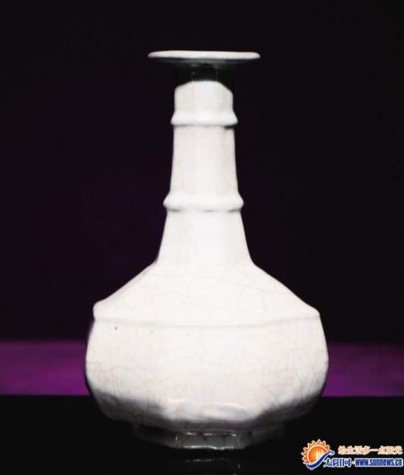 　　拍出天价的“八方瓶”