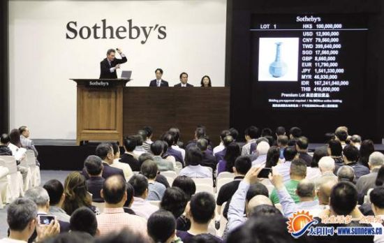 　在香港苏富比2015年春拍中国艺术品专场拍卖会现场，南宋官窑青釉八方瓶以1亿1390万港元成交。 　　新华社 发