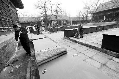 报国寺收藏市场地摊撤离，工人正在清理院内 摄 杨益