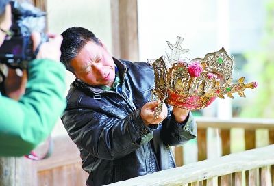 福建省大田县阳春村的村民展示“肉身坐佛”遗失前所戴帽子（3月24日摄）。