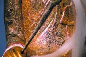 ② 在被盗的“章公祖师像”身上，有着几处非常明显的“伤痕”，即在佛像的肚子、手上都有着“伤痕”，这点在展出的“肉身坐佛”身上也得到了体现。