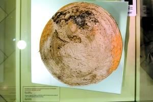 ③ 坐佛上刻有一个“佛”字。仅仅是从两张照片的对比，就得出两者应为一物是非常牵强的，所以，博物馆专门委托驻匈牙利的华人商会进行帮助，再次对佛像的尺寸、高度、重量等进行了对比，而得出了“肉身坐佛”疑似被盗文物的结论。