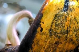 ② 在被盗的“章公祖师像”身上，有着几处非常明显的“伤痕”，即在佛像的肚子、手上都有着“伤痕”，这点在展出的“肉身坐佛”身上也得到了体现。