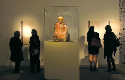 在匈牙利布达佩斯自然历史博物馆展出的这座佛像的内部,竟然藏着一座打坐和尚的木乃伊。图