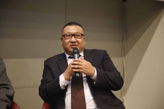 南京国际美术展组委会秘书长、百家湖国际文化投资集团执行总裁黄炳良