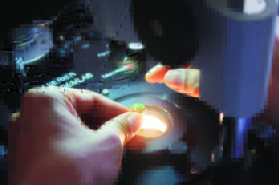 经检测，一位市民的“翡翠”戒指实为马来玉。 吕璐 摄