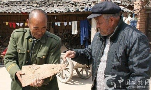 陕西李老汉（左）和他挖到的汉代铁铧