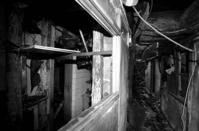房间内部分木结构房顶发生垮塌。京华时报记者赵思衡摄
