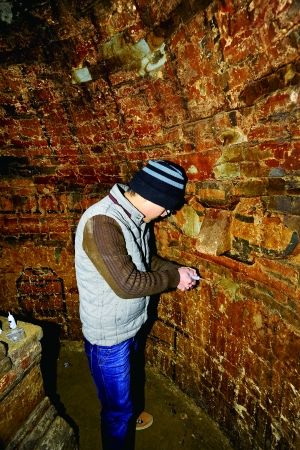 工作人员在对古墓进行加固。