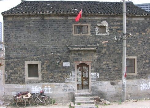 颜料坊拆迁中的牛市46号，大门紧闭，国旗高悬（文保志愿者供图）