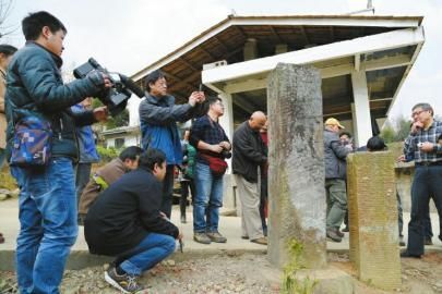 专家们考察文物。