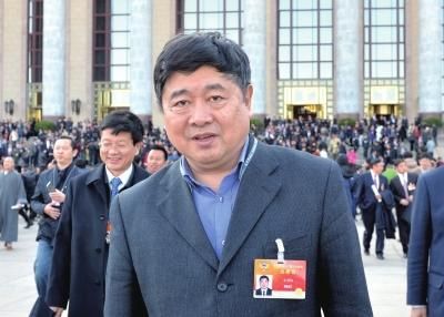 前天，全国政协委员、故宫博物院院长单霁翔走出政协闭幕会会场。  　　京华时报记者王海欣摄