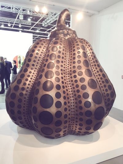 年轻艺术家抽象派作品成焦点