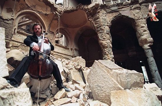 1992年9月12日，大提琴家斯梅洛维奇在被炸毁的萨拉热窝国家图书馆废墟里演奏。
