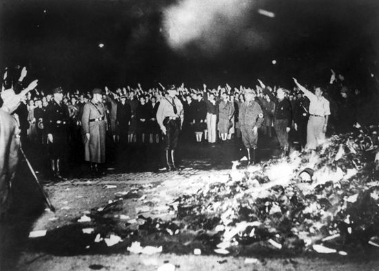 1933年5月10日，纳粹学生在柏林歌剧院广场焚毁两万多册含有“非德国”思想的书籍。