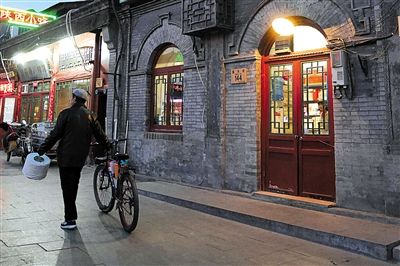 昨日，煤市街，一位先生从144号店铺门前走过。该处曾为果脯老号“聚顺和”旧址。新京报记者 王嘉宁 摄