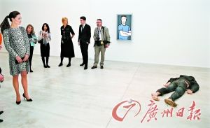 凯特王妃被“死人”雕像吓一跳。