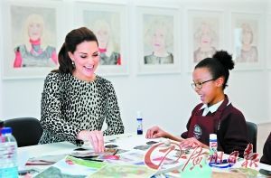 凯特王妃和小朋友互动。