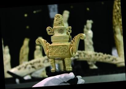 图3：海关关员从旅客行李中查获的走私象牙制品。