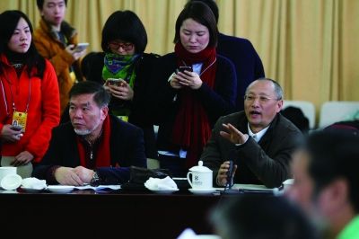 全国政协文化艺术界委员进行分组讨论。     本报记者 卢旭 摄