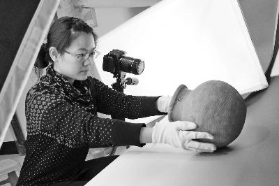山东省邹城市普查办工作人员进行文物影像采集。