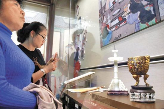 ▲1月9日，台北故宫博物院展出乾隆皇帝在元旦子时于养心殿使用的器具。(本报系资料照片) 